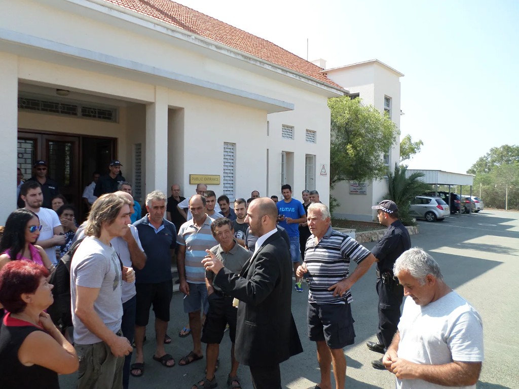 Δημόσια παρουσία – συγκέντρωση έξω από κτίριο